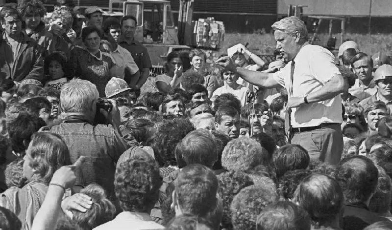 Обзор эпохи начала 1990-х: как Ельцин и региональные республики искали баланс между суверенитетом и целостностью страны.