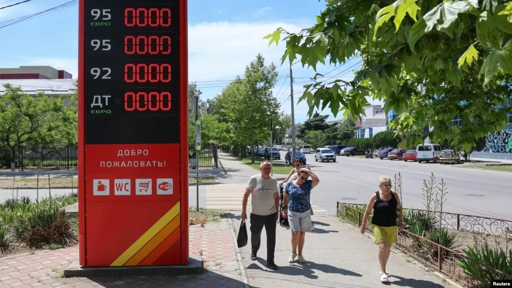 В регионе Краснодарского края заметны перебои с топливом: на большинстве АЗС продают бензин лишь в единичных случаях, очереди достигaют сотен автомобилей.