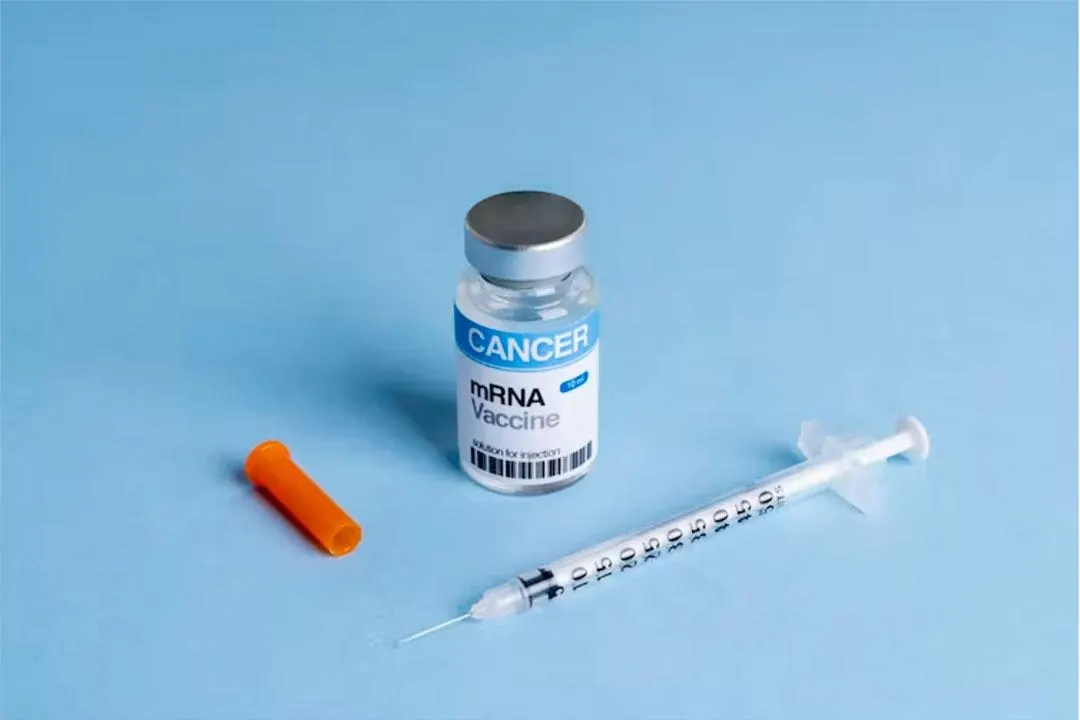 Moderna и Merck опубликовали предварительные данные об индивидуальных мРНК‑вакцинах против меланомы; акции компаний подскочили. В России включены такие вакцины в государственную программу ОМС, расширяя возможности высокотехнологичной терапии.