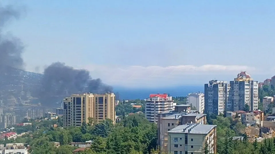 Украина атаковала побережье Ялты с применением морских и воздушных дронов, что вызвало пожар и эвакуацию в районе набережной. Власти проводят проверки и собирают данные.