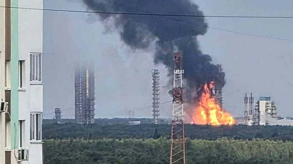 Крупный нефтехимический комплекс в Тюменской области прекратил производство после атаки беспилотников; повреждения и разбирательство по делу.