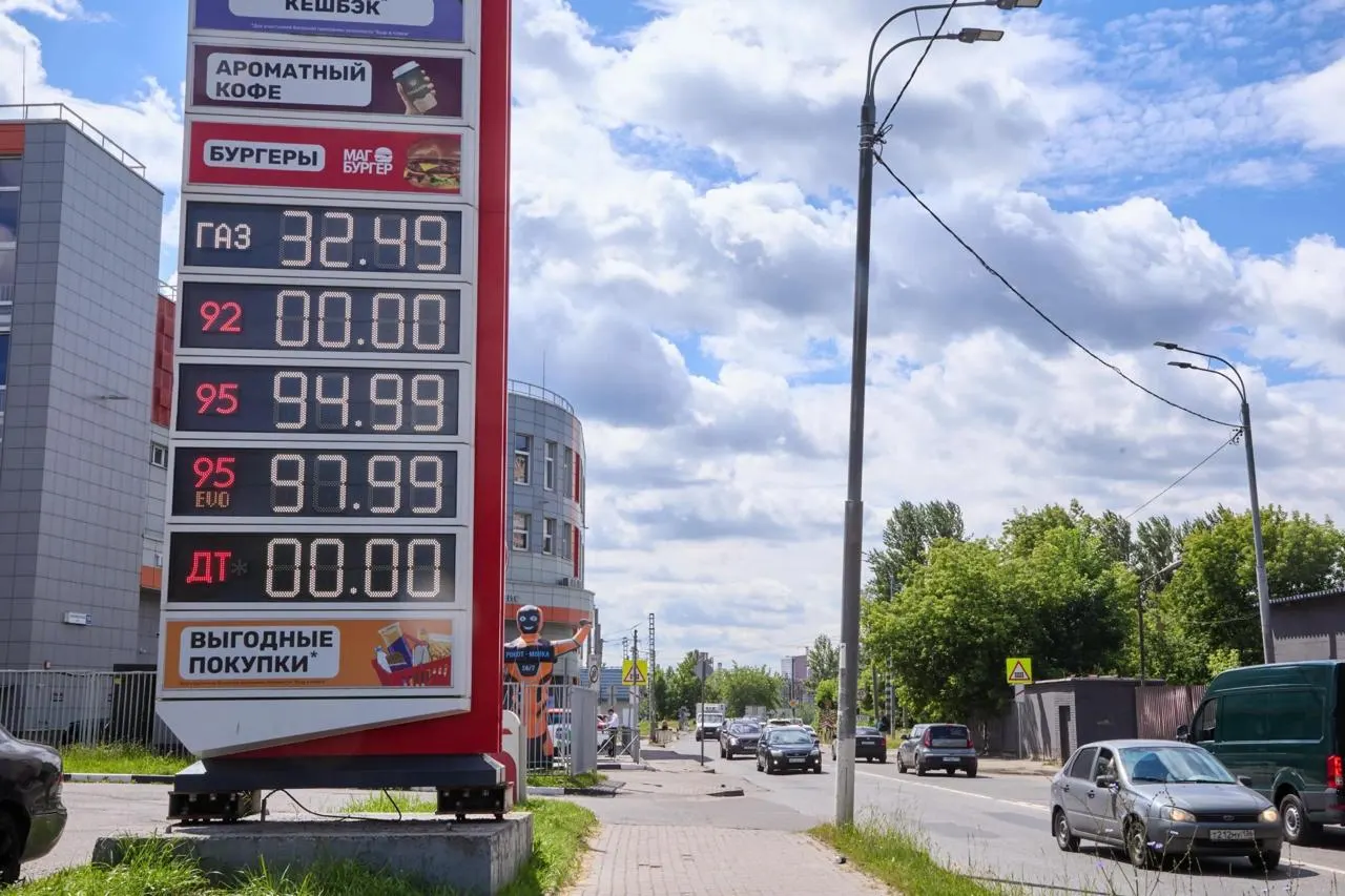 ФАС зафиксировала более 70 претензий к продавцам топлива по России из-за роста цен. По состоянию на 14 сентября — 55 возбужденных дел и 83 предупреждения. Независимые АЗС чаще сталкиваются с ростом цен на оптовом рынке.
