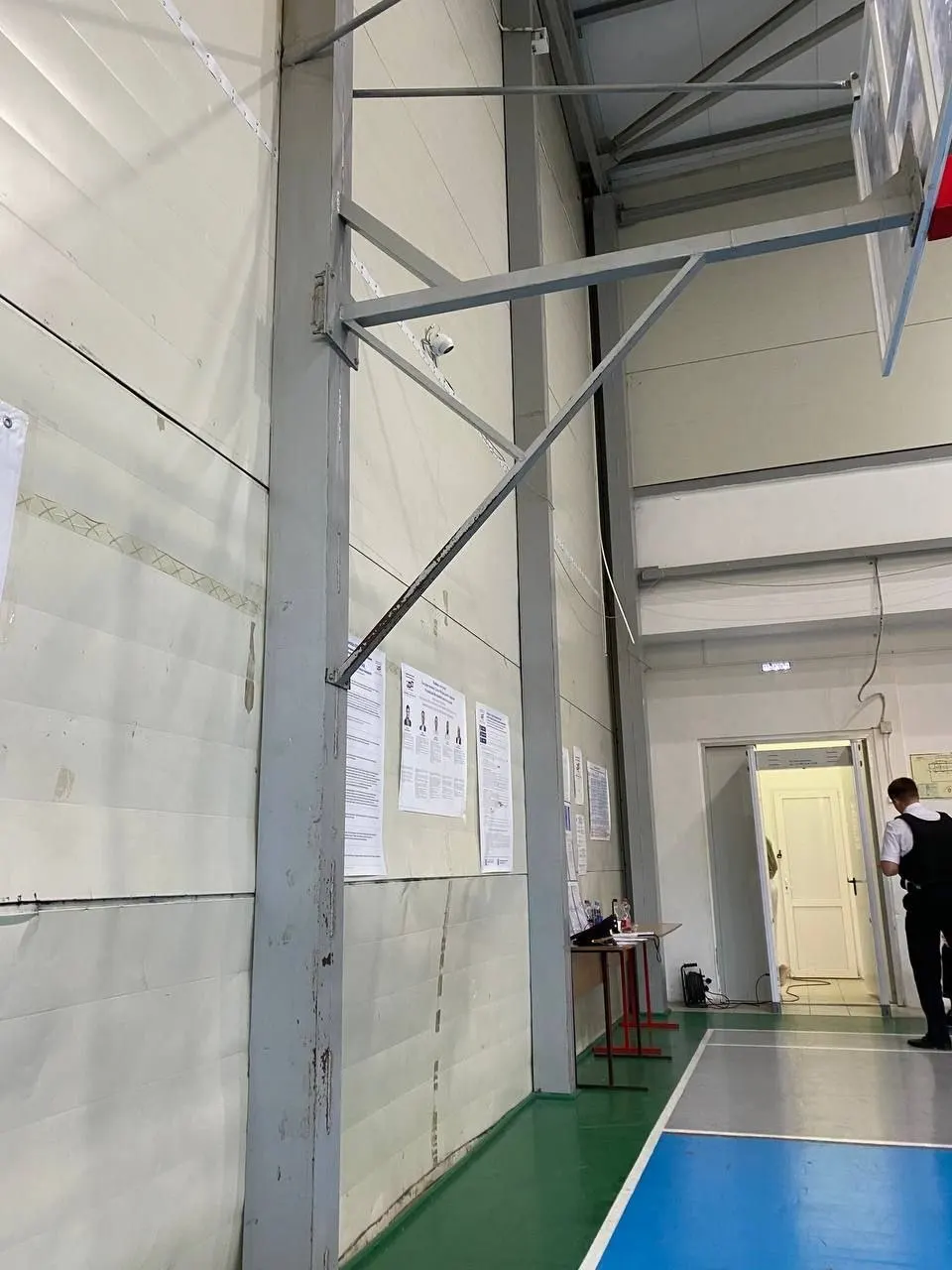 Во второй день трёхдневного голосования фиксируются попытки агитации, ограничение доступа к сейф-пакетам и нарушения в работе камер видеонаблюдения на нескольких участках страны.