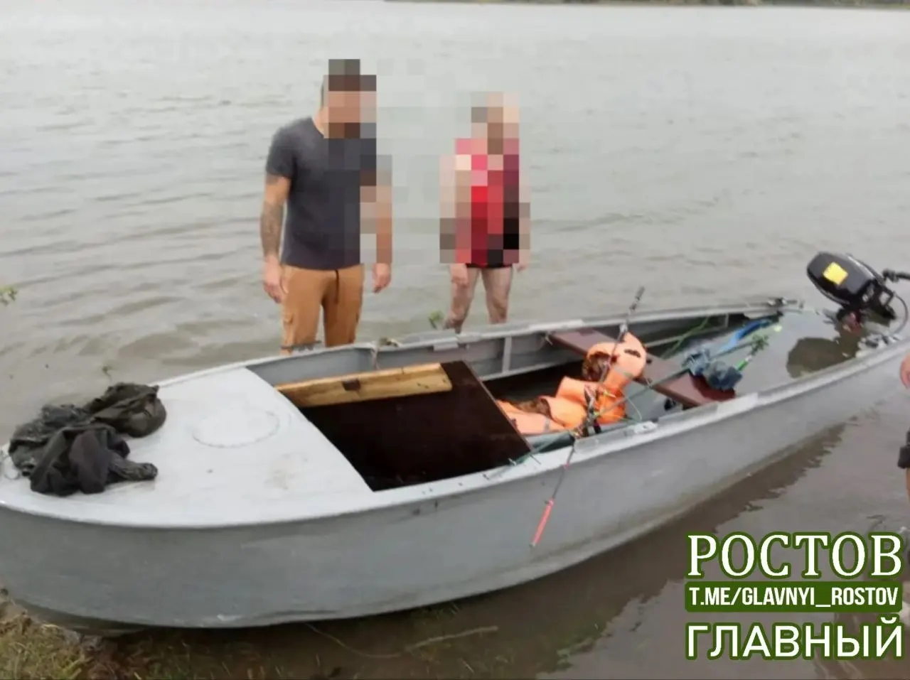 Пятеро рыбаков оказались в воде после того, как их лодку подняла волна от проходящего судна. Трое доплыли до берега сами и вызвали спасателей, двое держались за перевёрнутую лодку до приезда помощи. Все спасены.