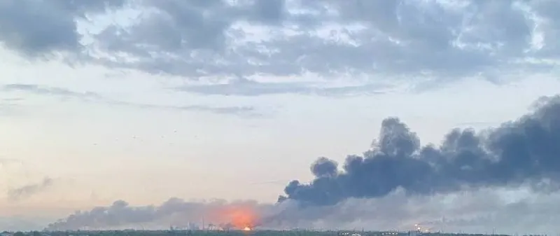 После ночных атак пострадали объекты в регионе: повреждены заводы и жилые дома, известно о сбитых беспилотниках — погибших нет.
