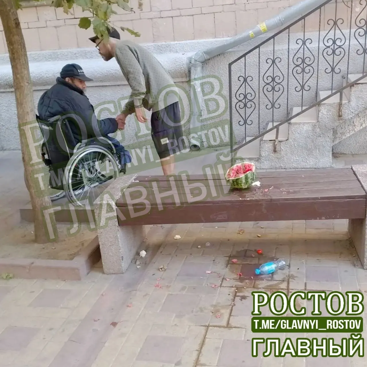 На углу улиц Семашко и Московской в Ростове-на-Дону снова наблюдается беспорядок, мусор и антисанитария. Горожане требуют принятия мер и размещения мужчины в месте содержания.