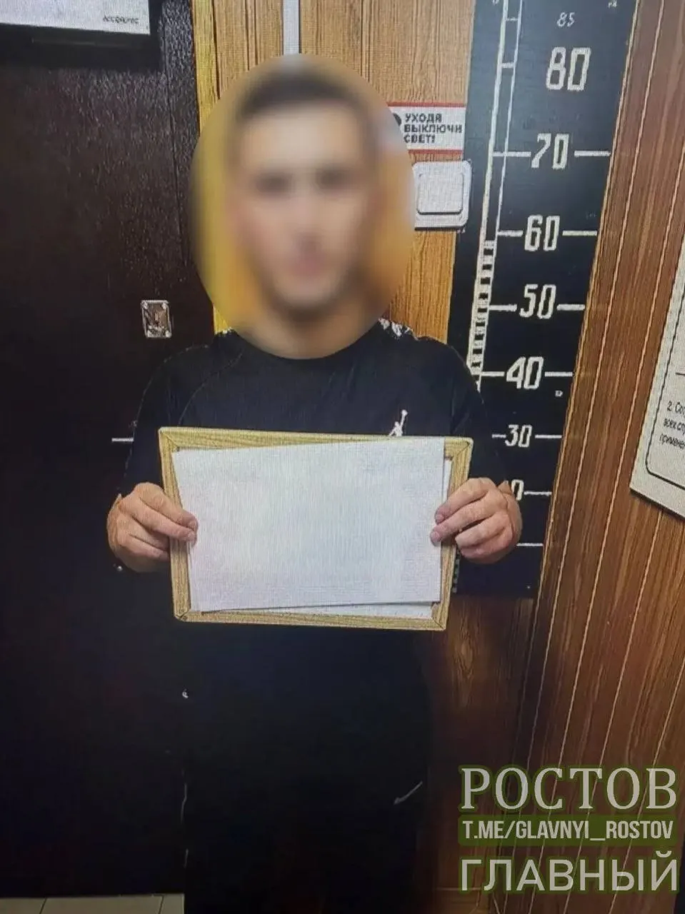 21-летний ростовчанин выиграл крупную сумму в букмекерской конторе, однако на улице его ограбили — у него похитили 6 тысяч рублей.