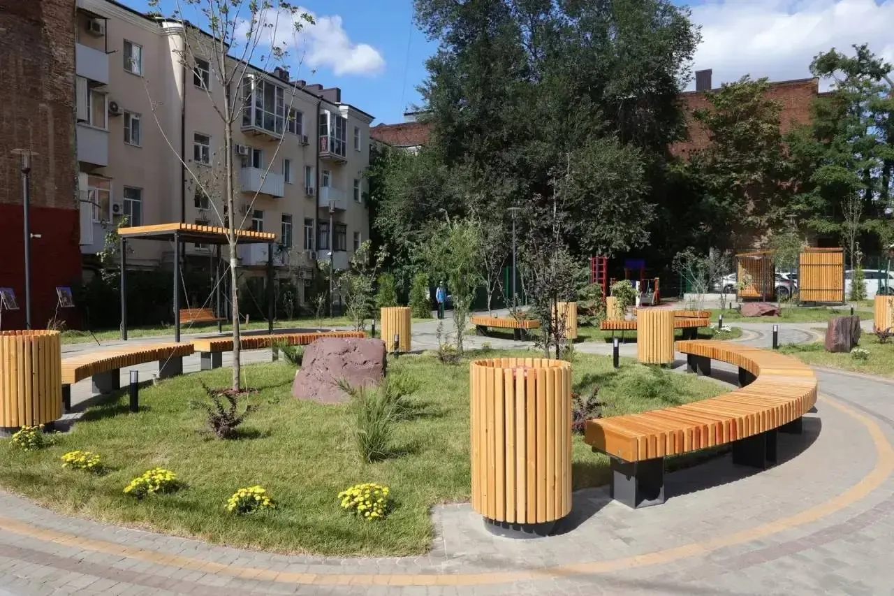 Новый зелёный уголок появился на месте пустыря: высажено около 50 деревьев, создана система полива, жители выберут эскиз мурала через открытое голосование.