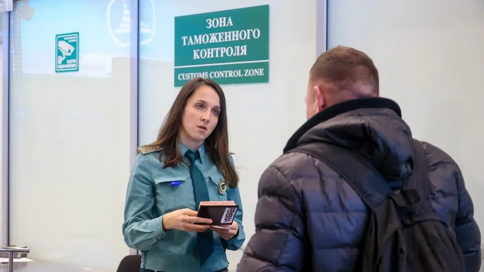 Правительство вводит новые правила вывоза драгоценного металла и денежных средств; усиливается контроль за трансграничными операциями и перемещением капитала.