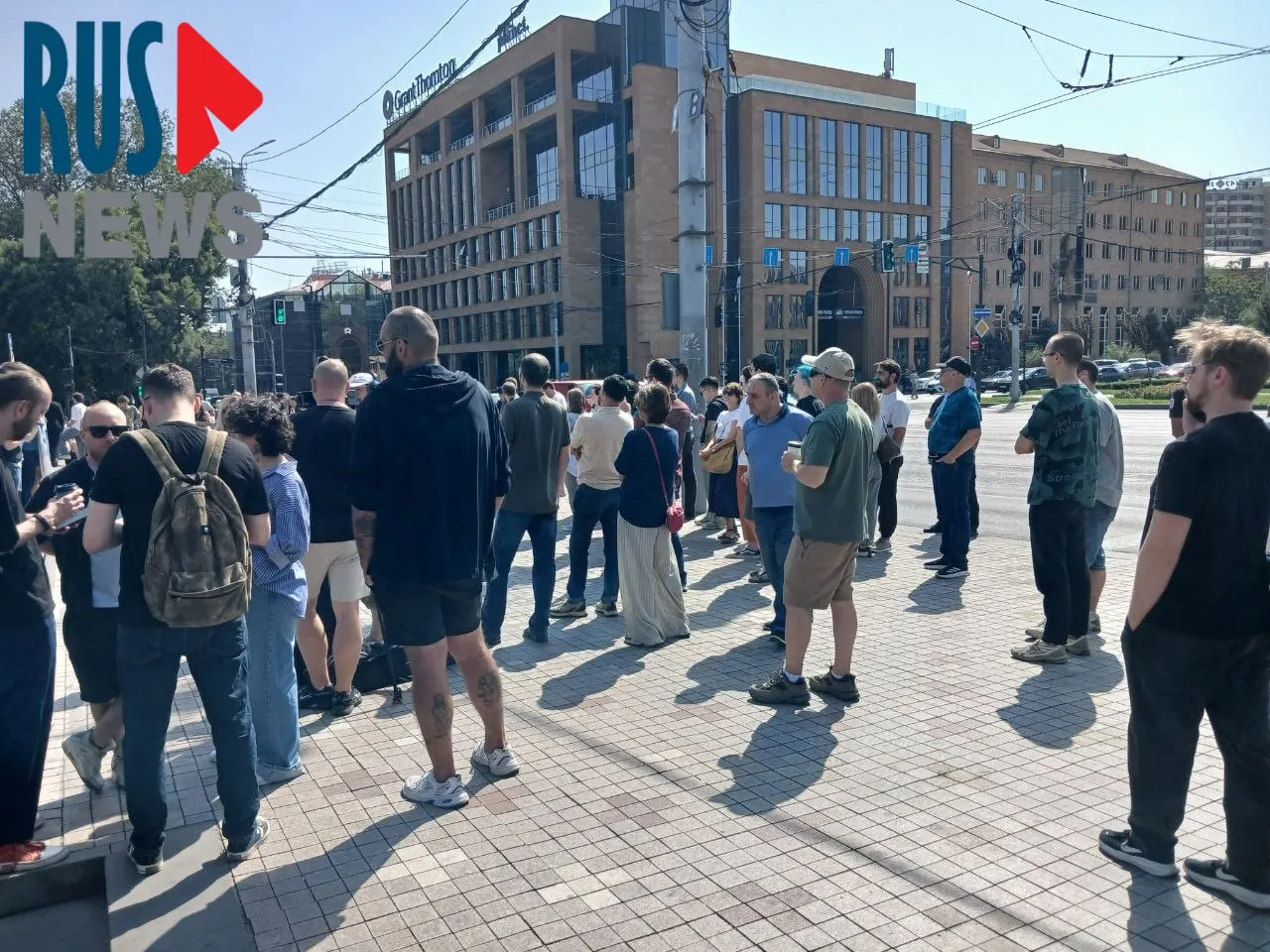 К полудню у входа в посольство России в Ереване собралось свыше тысячи человек, в очереди оказались туристы, активисты и правозащитники; рядом проходит митинг.