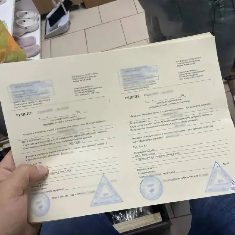 Полицейские задержали 41-летнюю сотрудницу аптеки по подозрению в продаже без рецепта сильнодействующих таблеток; в аптеке обнаружили свыше 1000 рецептурных бланков.