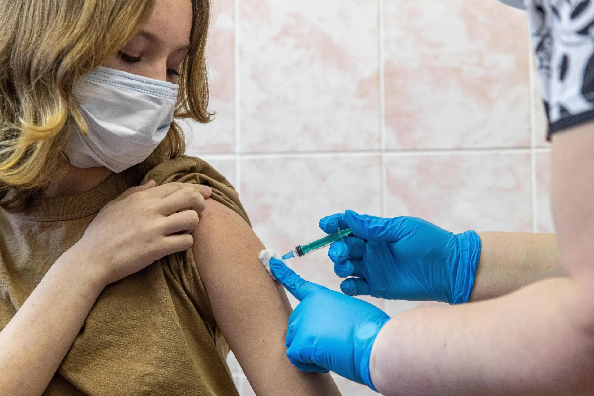 Прививки от ВПЧ девочкам начнут делать во второй половине 2027 года.
