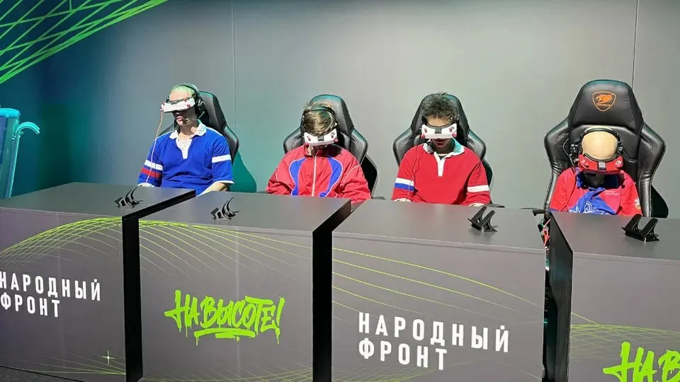 В рамках проекта «На высоте!» в шести регионах запускаются пилотные классы по управлению дроном, программированию и ремонту; обучение призвано развивать обороноспособность и технологическую грамотность молодежи.