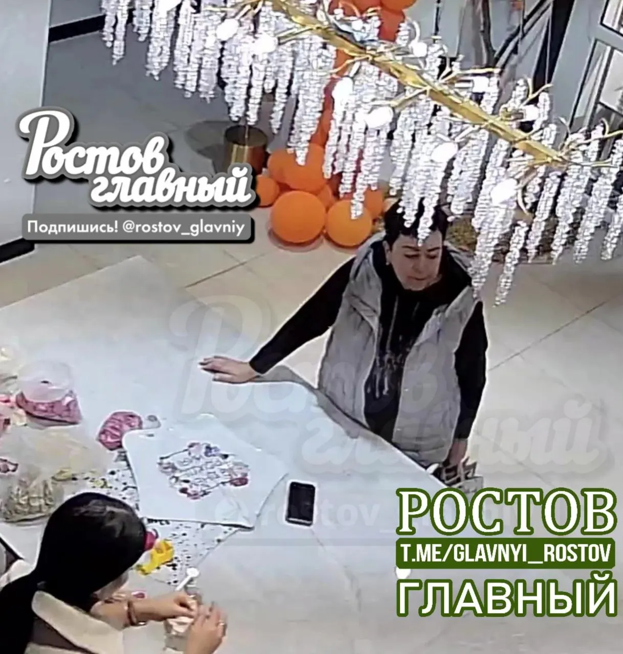 Женщина похитила декоративный конверт стоимостью 350 рублей в цветочном магазине на проспекте Стачки.
