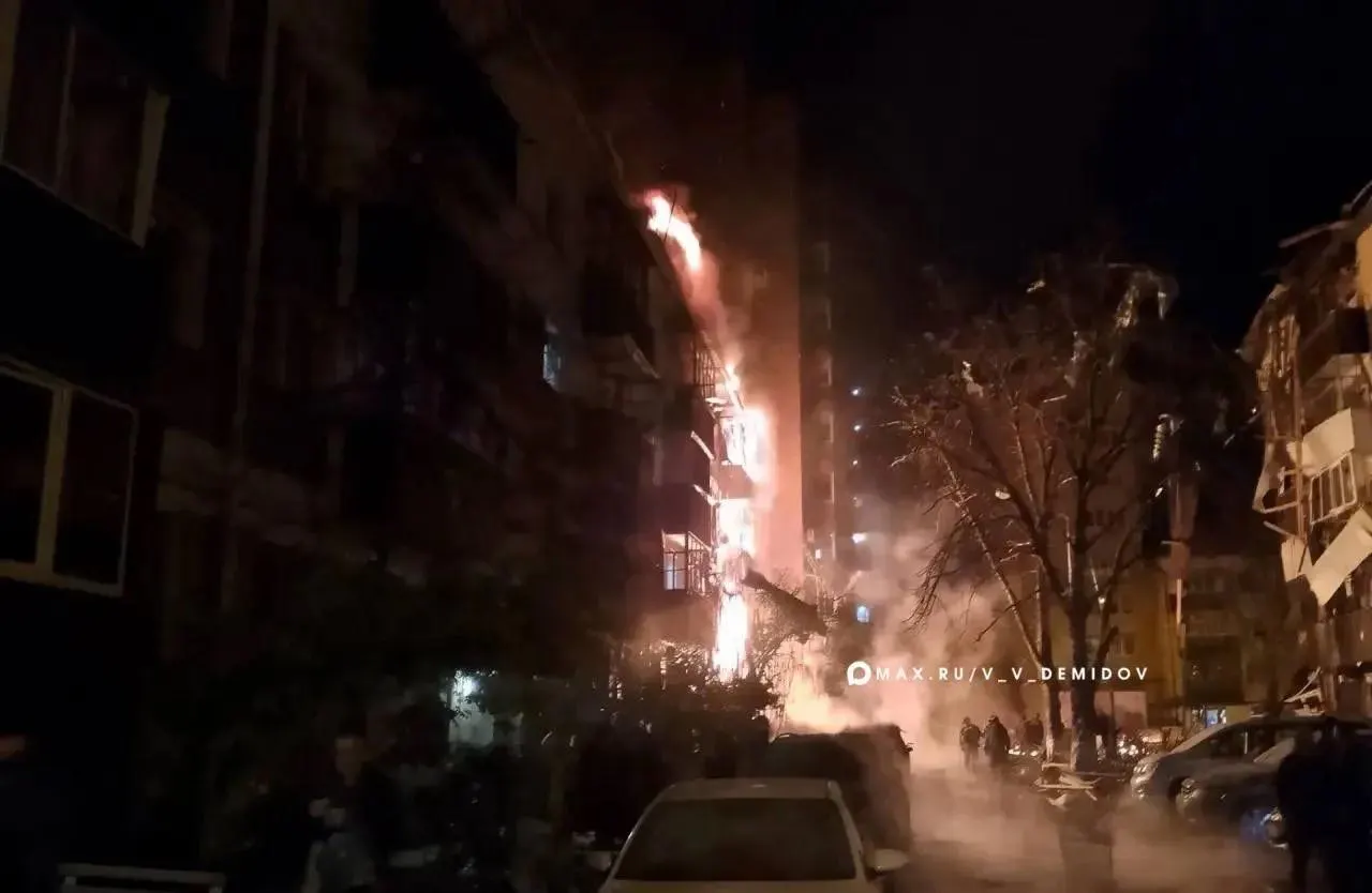 Удары по Белгородской области и дальше вглубь страны привели к пожару на парковке в 110 км от Воронежа; погиб один человек.