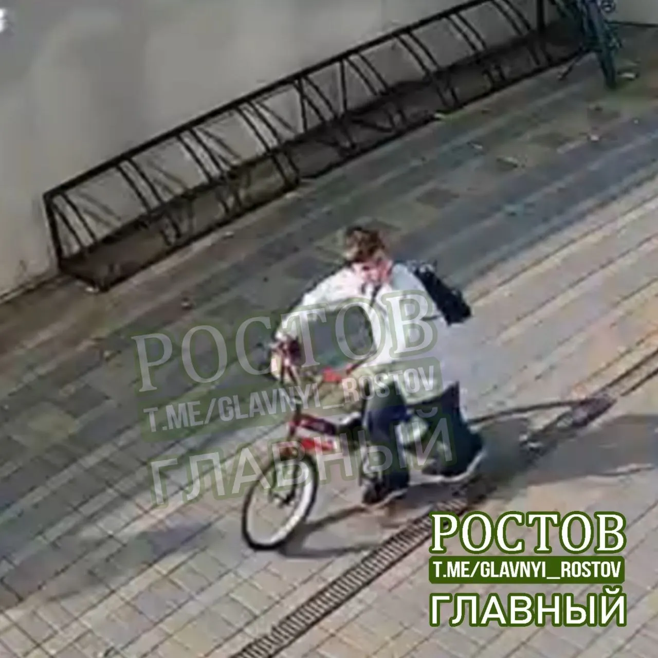 На велопарковке у торгового центра «Северный» произошла кража сумки с инструментами и фонарём; подозреваемый — несовершеннолетний. Видеозаписи переданы в полицию.