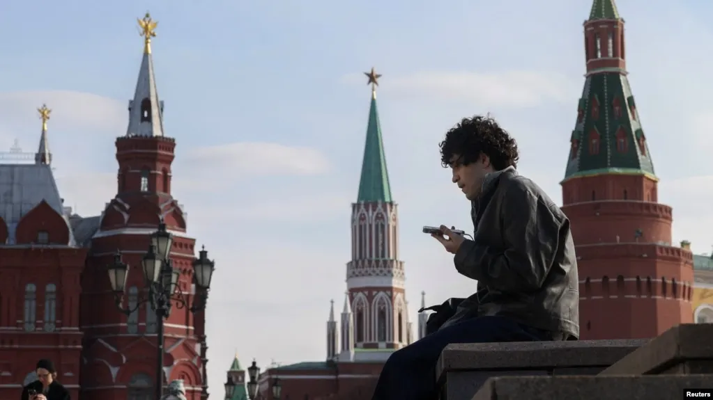 Госрегулятор разработал законопроект о идентификации несовершеннолетних на онлайн‑платформах и ограничении их доступа к контенту; приводят примеры стран, применяющих подобные меры.