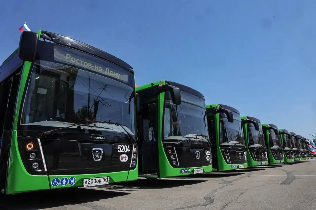 Город получит 90 современных автобусов с кондиционерами, электронными табло и видеонаблюдением. Первые машины выйдут на линии уже на следующей неделе; одновременно будут модернизированы остановки с электронным расписанием, Wi‑Fi и USB‑розетками.