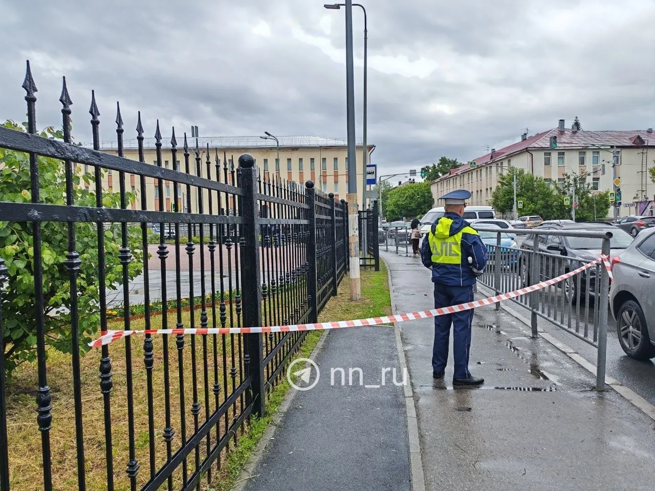 В Нижнем Новгороде в результате падения беспилотников пострадало здание областного суда; по предварительным данным, людей не пострадало, на месте работают экстренные службы.