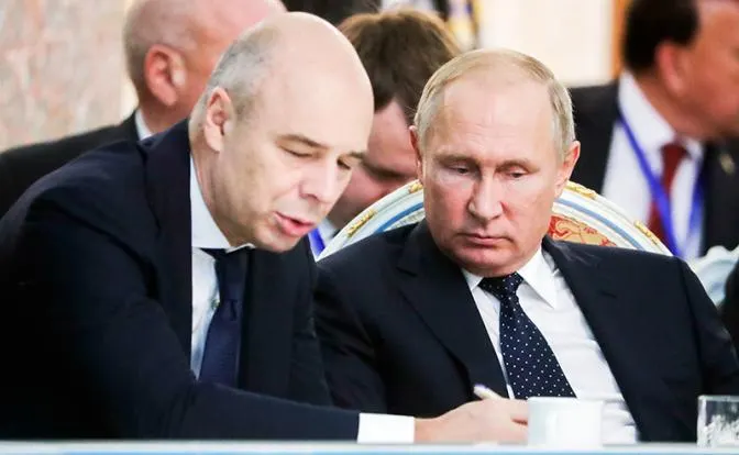 Глава Минфина анонсировал «коррекцию» бюджета‑2026, депутат КПРФ заявил, что это фактически признание невозможности исполнения. Дефицит уже достиг 5,9 трлн ₽; власти повышают НДС и налоговую нагрузку на малый бизнес.