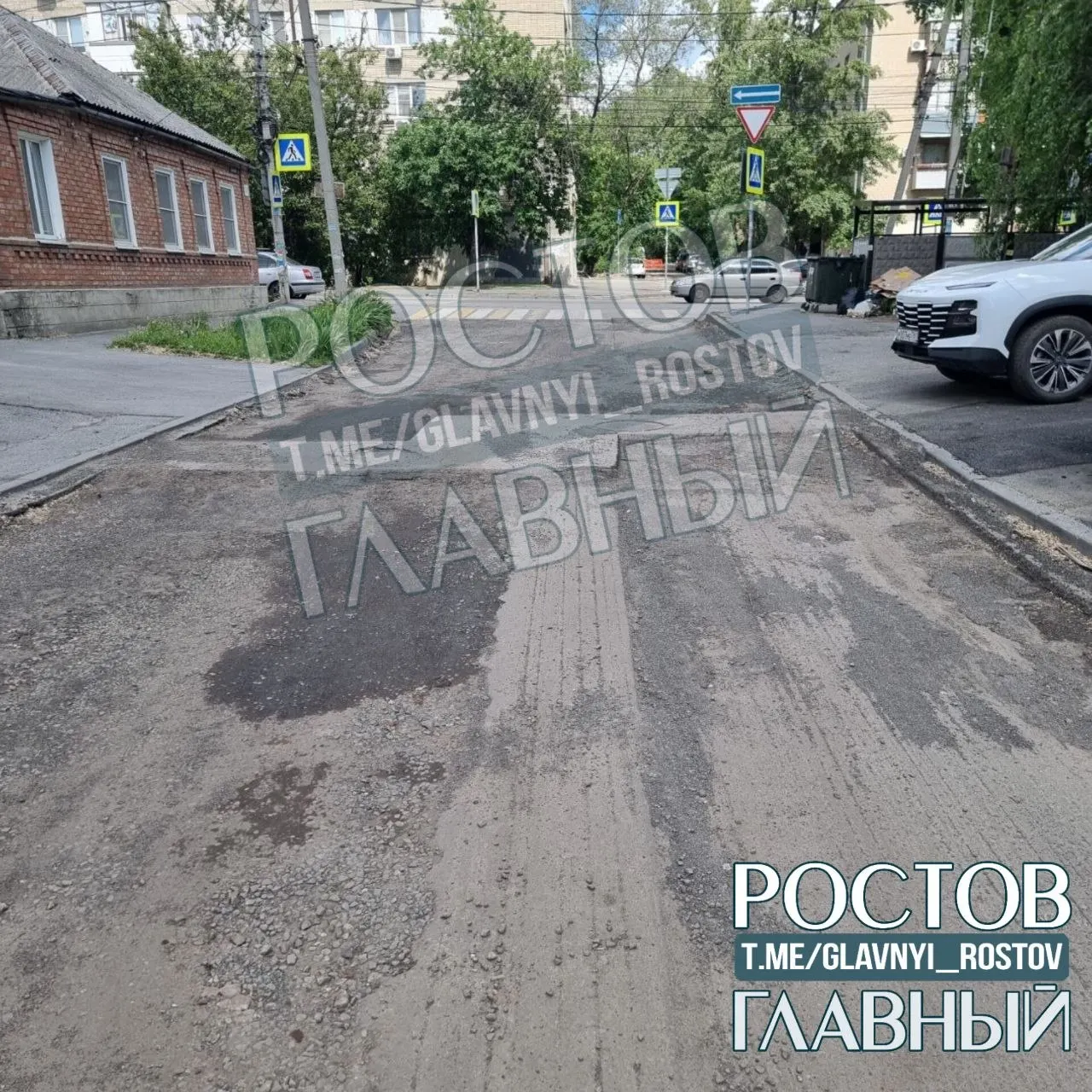 На участке между Гвардейским и Буденновским в Ростове-на-Дону дорожные работы ведутся длительно и без обязательной информации: нет щитов, предупреждающих знаков и контактов исполнителя. Жители жалуются на пыль, неудобства и опасность для пешеходов и автомобилей.
