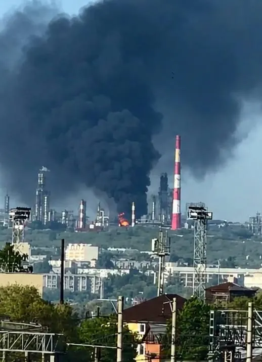Ночные атаки беспилотников привели к гибели двух человек в Сызрани и ранениям в Белгородской области. В Сызрани горит нефтеперерабатывающий завод; Минобороны сообщает о перехвате 121 БПЛА.