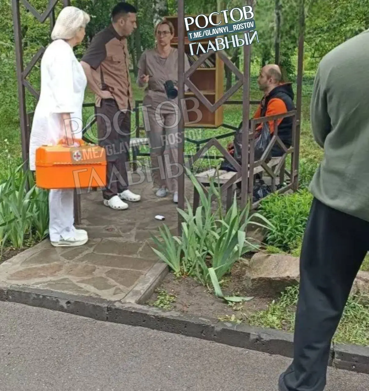 Мужчине стало плохо в парке Октября: прохожие вызвали скорую, а врач из соседнего медцентра оперативно организовал помощь и позвал реаниматолога.