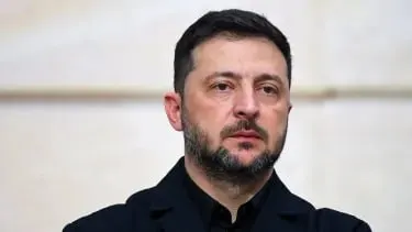 Президент Украины заявил, что Россия продолжает боевые действия вопреки перемирию: более 150 штурмовых действий, свыше 100 обстрелов и почти 10 тысяч ударов дронами за сутки. Киев пока воздерживается от дальнобойных ответов, но обещает зеркальную реакцию в будущем.