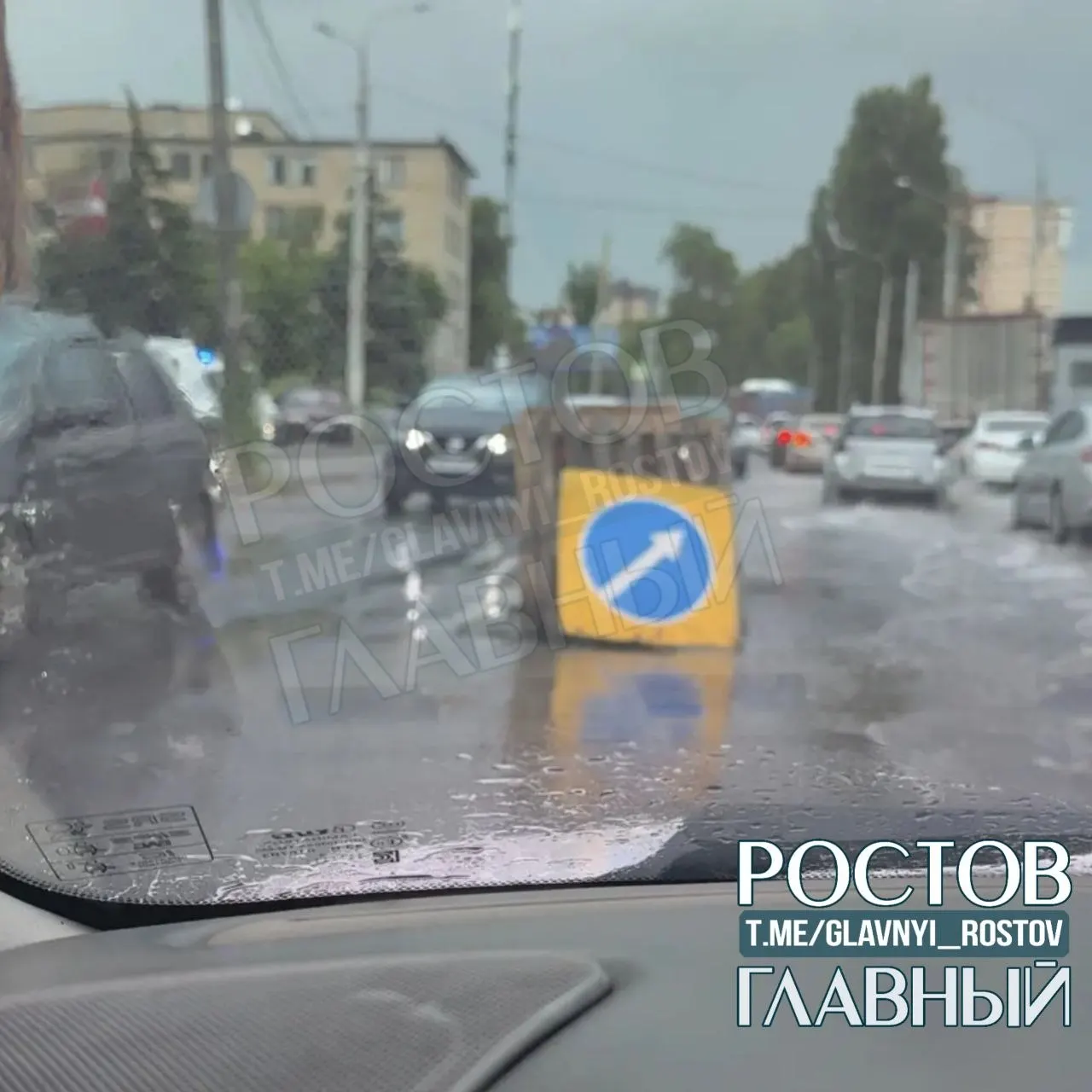 Житель Ростова-на-Дону отмечает провал люка, временный знак и убитый участок дороги длиной около 150 метров; по его словам, ответственные службы не реагируют.