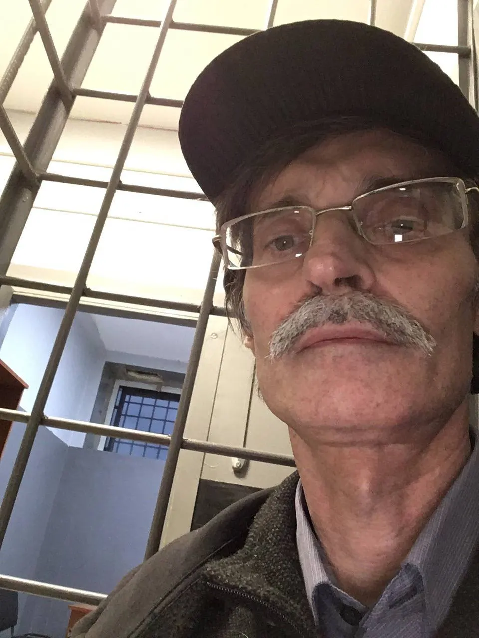 Суд в Петрозаводске оштрафовал Дмитрия Рыбакова по статье о «демонстрации экстремистской символики» за три поста 2020 года, которые отсутствуют на его странице. По мнению сторонников, решение может лишить его права участвовать в осенних «выборах».