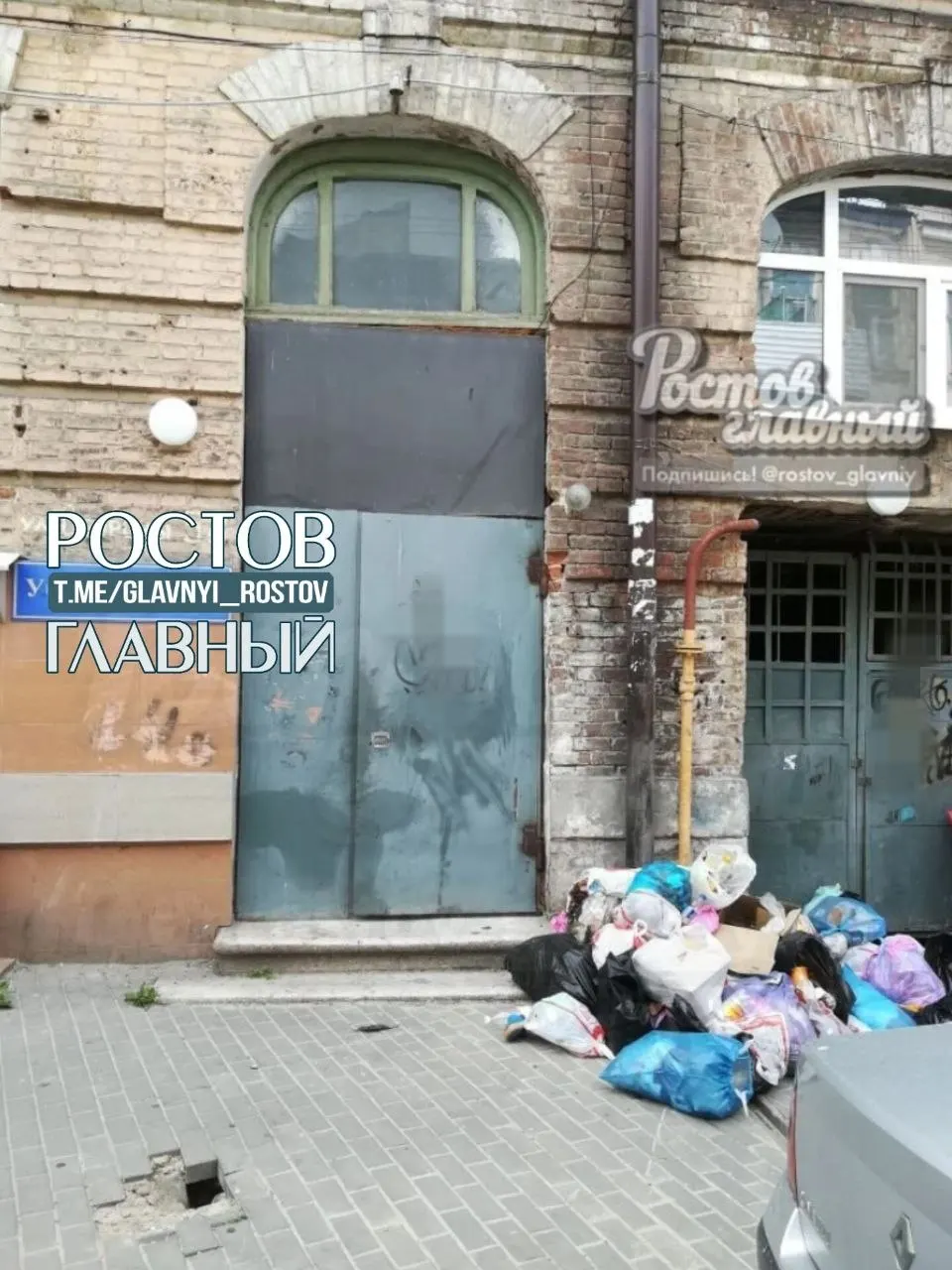Исторический доходный дом в Ростове-на-Дону официально внесён в перечень объектов культурного наследия, но вокруг здания регулярно сваливают мусор, а в отдельных помещениях продолжают сдаваться места для ночлега. Местные жители требуют благоустройства.