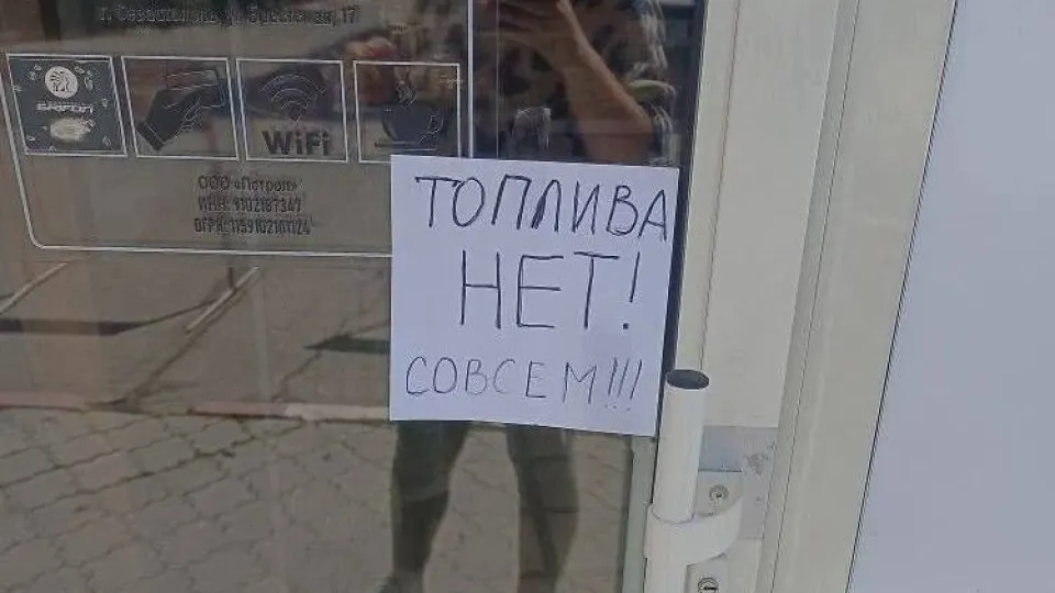 Власти аннексированного Крыма вводят талоны на бензин марки АИ‑95 и ограничение продаж АИ‑92 до 20 литров на автомобиль с 31 мая. Решения связаны с остановками НПЗ и нарушениями логистики, власти обещают нормализовать ситуацию в течение месяца.