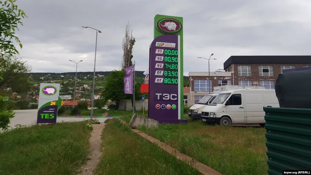 На АЗС сетей АТАН и ТЭС в Севастополе исчерпаны запасы бензинов АИ‑92 и АИ‑95. Власти называют причиной логистические сложности и обещают восстановить поставки при участии профильных министерств.