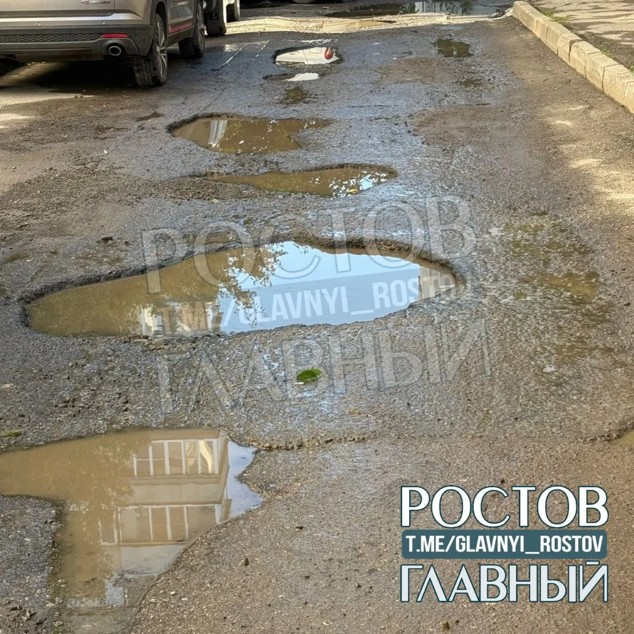 Жители района Западный пожаловались на глубокие лужи и большие ямы: по их словам, автомобили застревают, а пешеходам трудно пройти по дорогам.