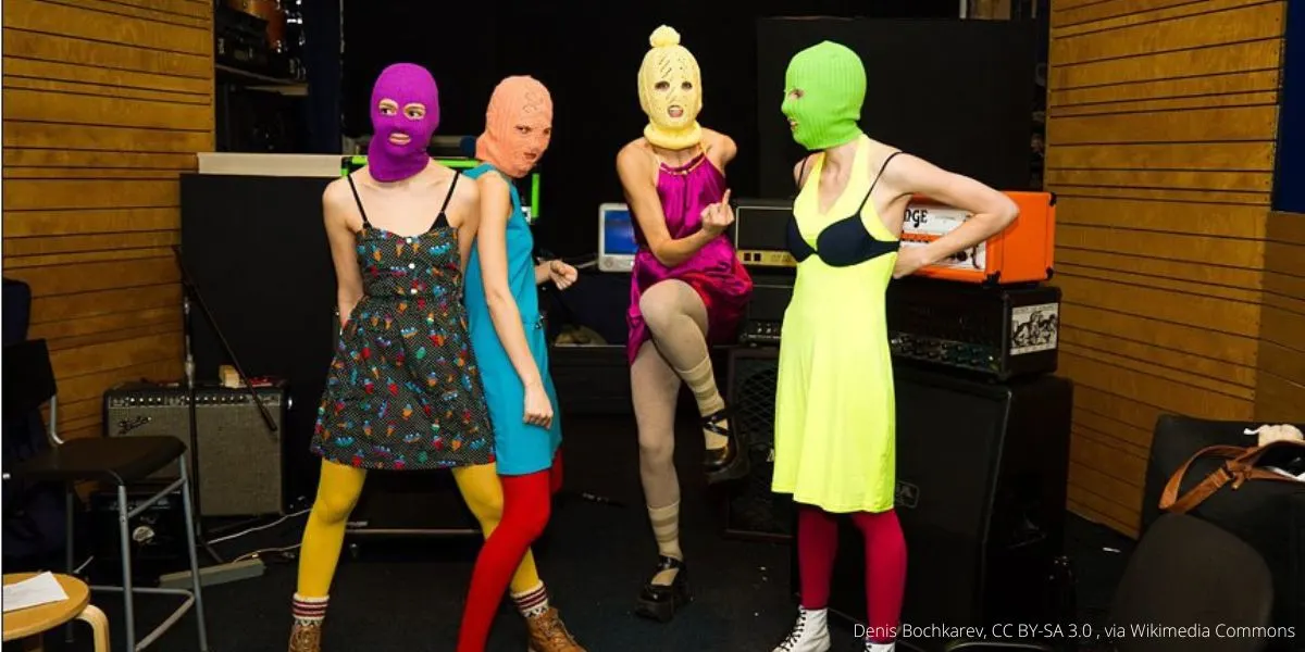 Росфинмониторинг обновил перечень, включив в него панк‑рок‑группу Pussy Riot. Ранее суды признали коллектив экстремистским и заочно приговорили участниц к реальным срокам.