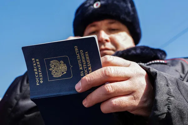 Принятые в первом чтении законопроекты увеличивают госпошлины при оформлении гражданства, РВП, ВНЖ, приглашений и виз; ожидаемый приток в бюджет — более 15 млрд рублей в год.