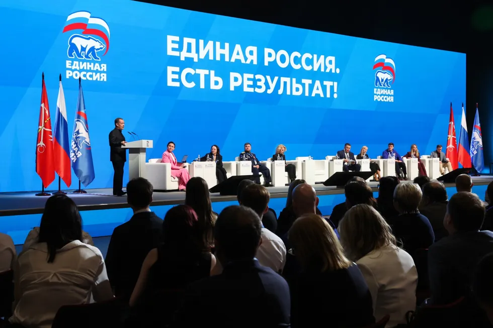Политический блок администрации президента поручил государственным и лояльным СМИ избегать слова «запрет» в заголовках и акцентировать внимание на «позитивных» инициативах партии власти. Это связано с ближайшими выборами и желанием снизить негативный фон.