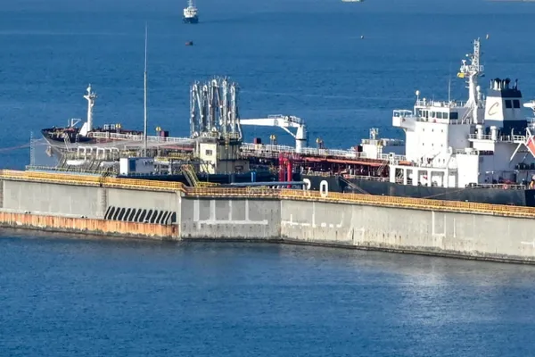 Глава Минфина просит урезать расходы на 2,9 трлн руб. и предупреждает, что при неблагоприятном сценарии к 2028 году сокращения могут достигнуть 7,1 трлн руб.; дополнительные нефтяные доходы не покроют военные расходы.