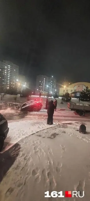 На Измайловском, 25 вода течёт из люков уже несколько лет: она попадает в подвал, подмывает фундамент и зимой превращается в опасный лёд. Ремонт пока не решил проблему.
