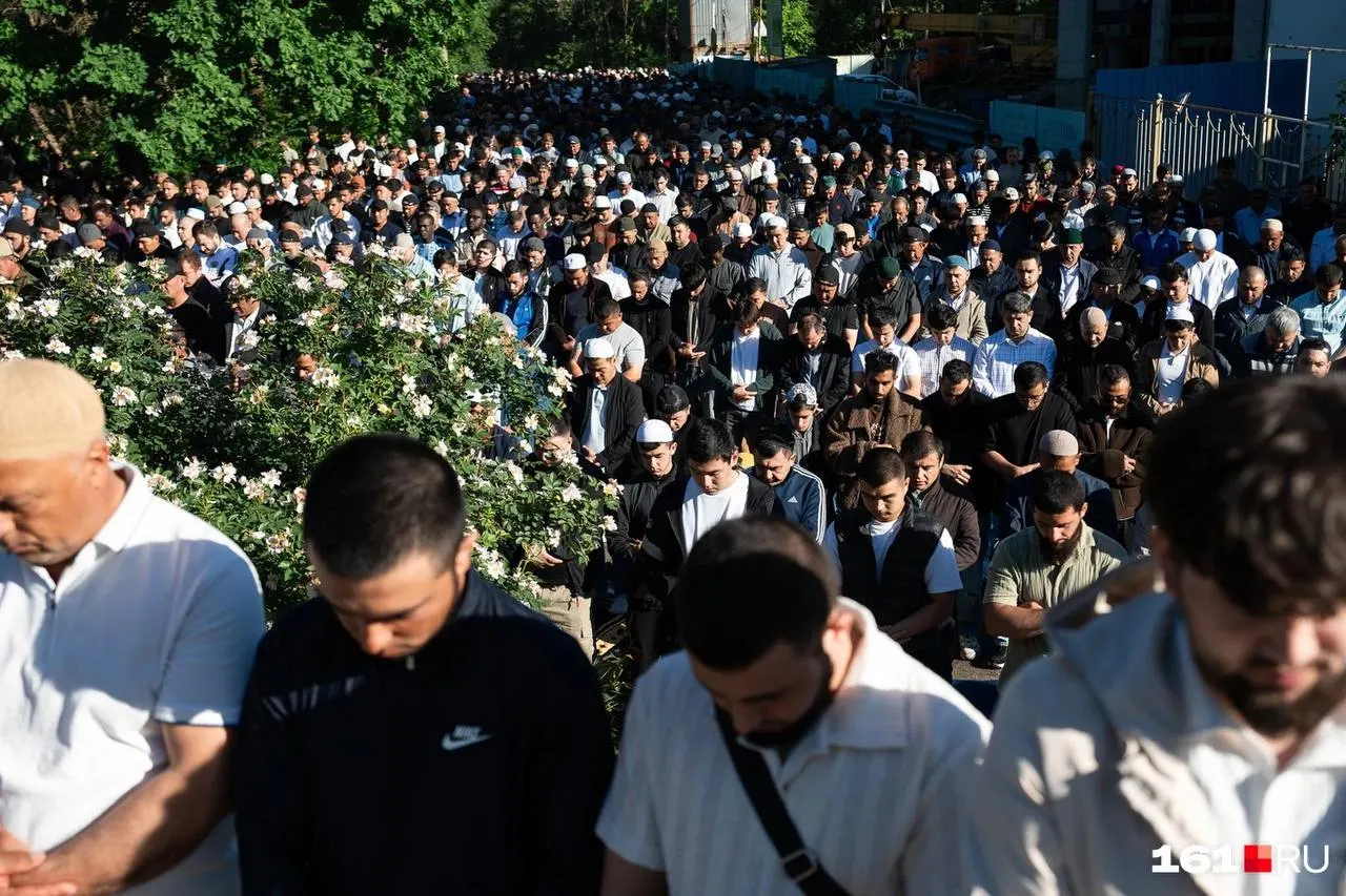 Праздник начался после захода солнца 26 мая и продлится до 29 мая включительно. Верующие собрались на праздничную молитву; традиция предполагает разделение мяса жертвенных животных на три части — для семьи, для родственников и для нуждающихся.