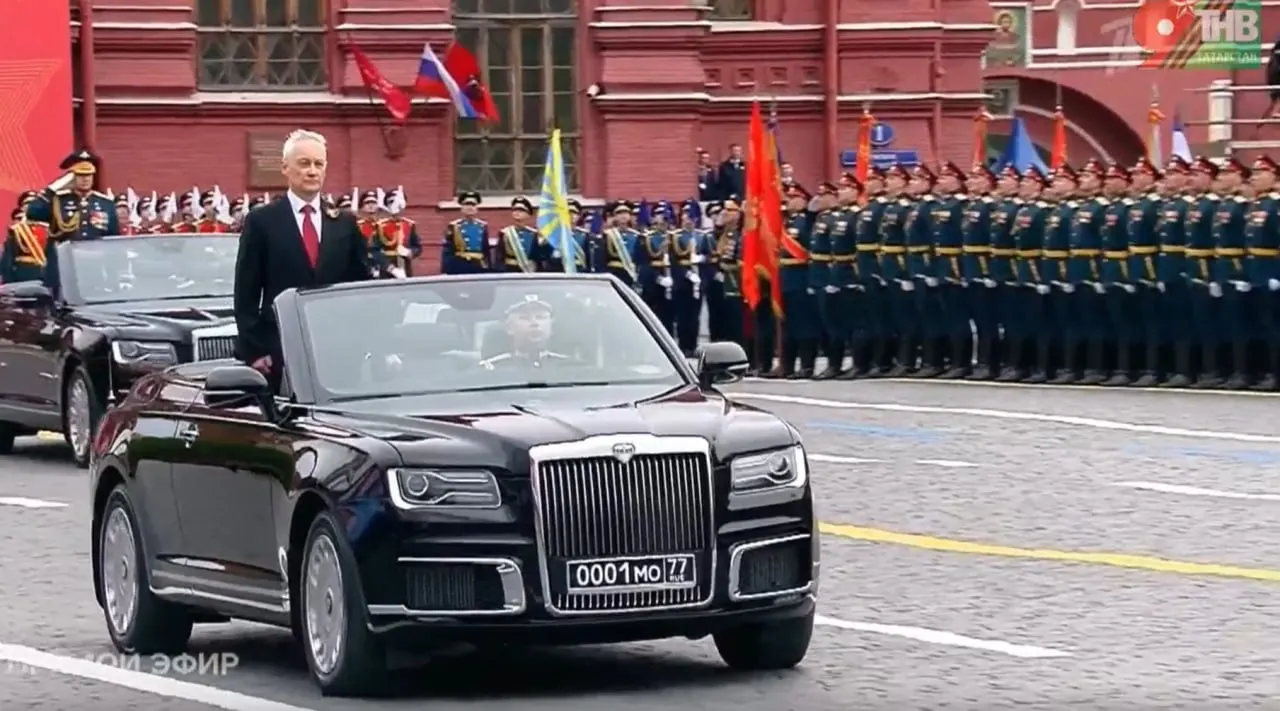 Министр обороны РФ Андрей Белоусов осмотрел автопарк Aurus. Показанный кабриолет произведён в Москве, при этом аналогичные модели также выпускают в Елабуге.