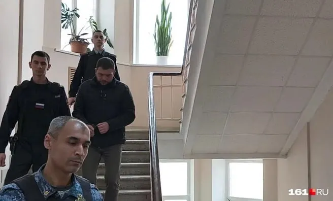 Октябрьский райсуд изъял в доход государства недвижимость и планирует взыскать деньги, связанные с экс-оперативником из Ростова: следствие считает, что он оформлял имущество на родственников и скрывал доходы.