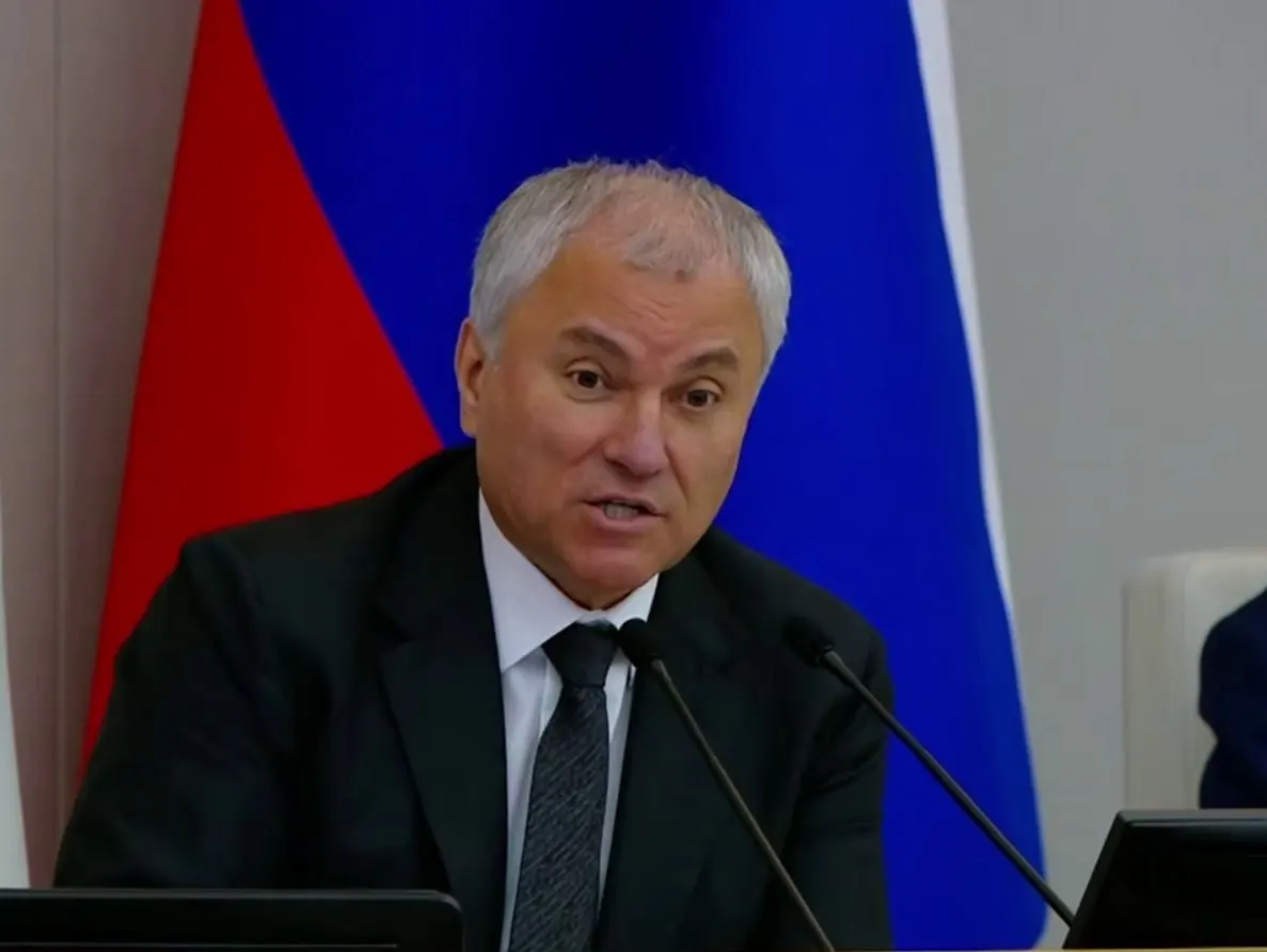 Депутаты расширили перечень мер профилактики: в него официально добавлены противодействие «фальсификации истории» и предупреждение уклонения от воинской обязанности. Инициатива обосновывается задачей сохранения «традиционных ценностей» и обеспечения «национальной безопасности».