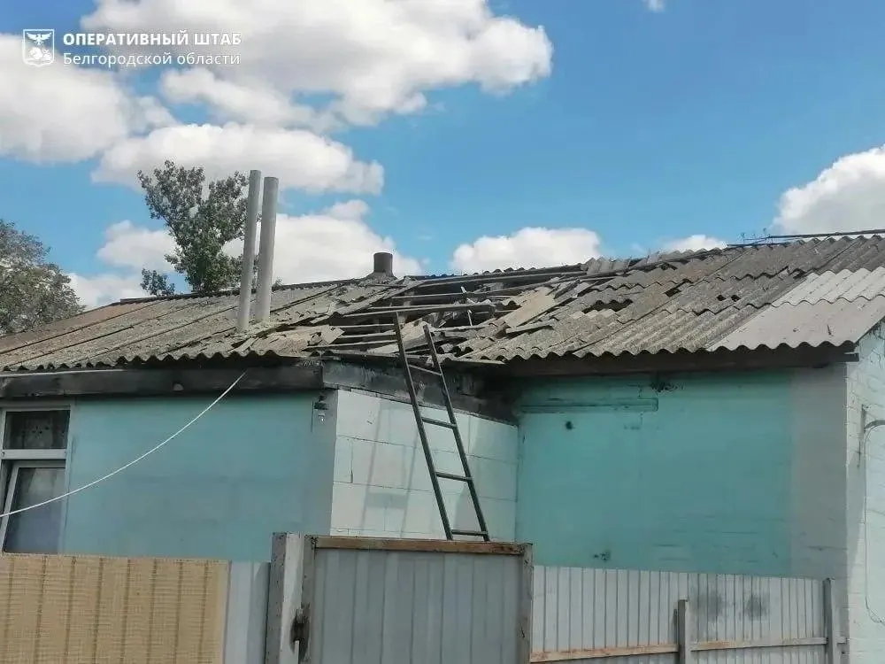 Налёты затронули три региона — горят вагоны и жилые строения, ведётся эвакуация людей.