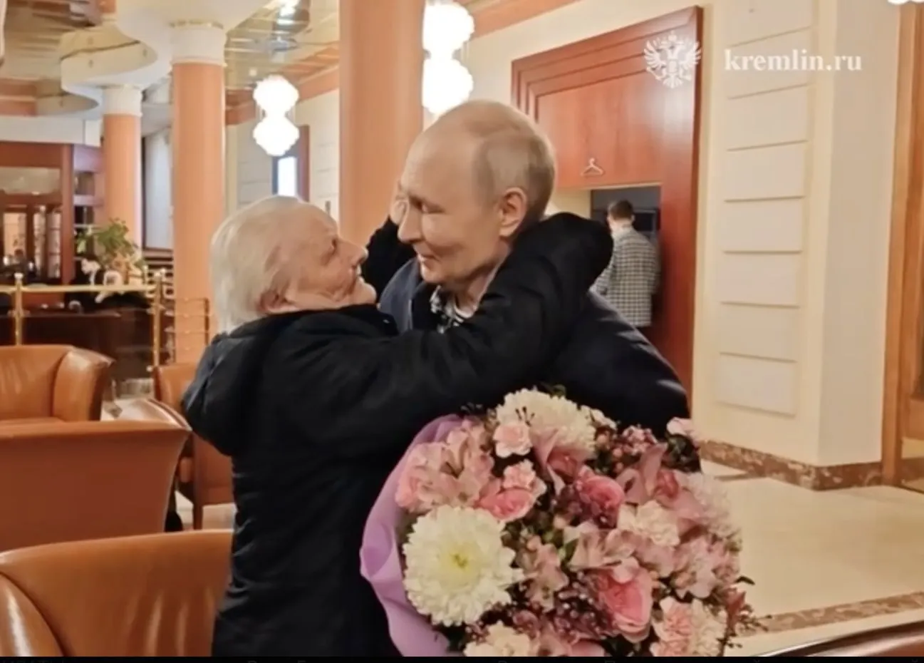 Президент тепло обнял и поцеловал свою первую учительницу — участники встречи не скрывали эмоций.