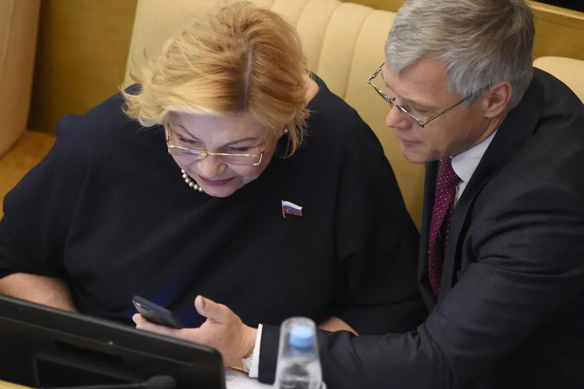 Двое депутатов — Валерий Гартунг и Елена Драпеко — оказались единственными, кто проголосовал против обращения Госдумы по удару в Старобельске. Спикер назвал это «техническим сбоем» и потребовал проверить протокол голосования.