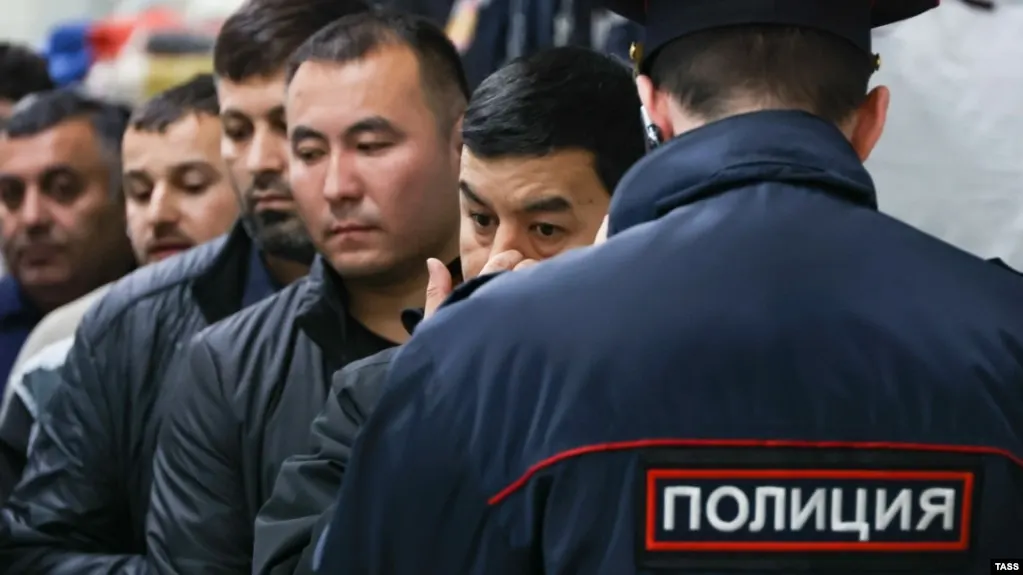 Депутаты поддержали поправки в КоАП, расширяющие перечень административных правонарушений, за которые иностранцев и лиц без гражданства могут выдворять из России.