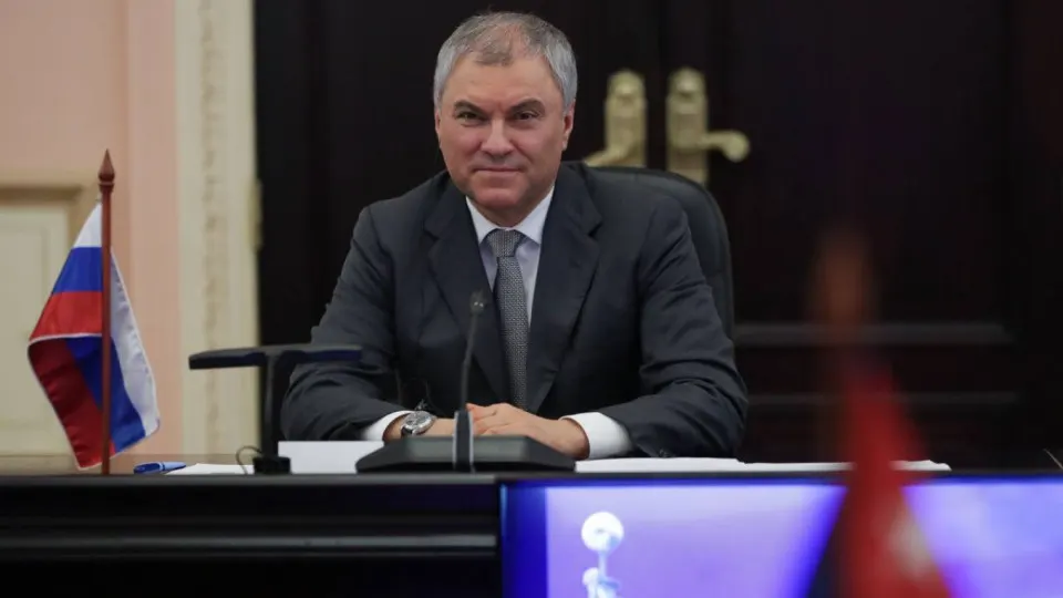 Председатель Госдумы заявил, что использование западных спутниковых технологий для атак по гражданским объектам может заставить Россию ответить «оружием, которое не оставит следа». Заявление последовало после удара по оккупированному Старобельску и последующих ударов по Киеву.