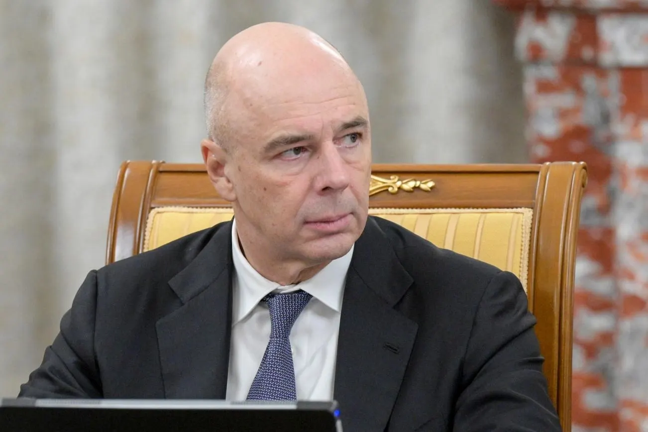 Министр финансов Антон Силуанов в письме предложил временно заморозить запланированные бюджетные расходы на 2,9 трлн рублей, чтобы компенсировать растущие траты на боевые действия; при негативном сценарии перерасход может достигнуть 4 трлн.