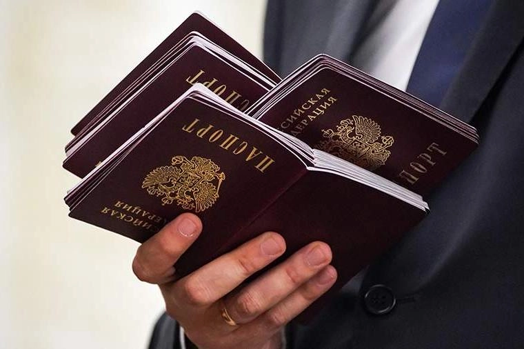 Фракция «Единая Россия» подготовит поправки ко второму чтению, которые позволят иностранцам с непогашенной судимостью получать РВП, ВНЖ и гражданство в случаях «незаконных» осуждений за поддержку политики России и СВО.